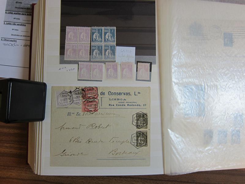 0007 (50).JPG -     Lote:    7      Ceres      Lotes Especiais       Descrição:         1924/26 &mdash; Ceres. Novas taxas e cores. Colecção em classificador, com selos novos e usados, simples e em múltiplos. Série em quadras, Variedades de clichés e erros. Inclui 7 provas e 37 exemplares, entre cartas e postais ilustrados, em todas as taxas, com excepção dos valores de 10E e 20E. 95% dos selos novos em excelente estado sem sinal de charneira. Todas as cartas de grande qualidade e em bom estado de conservação. Acompanham muitos desenhos de autoria de Eduardo Silva. Valor de catálogo dos selos novos de &euro; 32.000,00.        Lote       Valor Base:     &euro; 8.000,00     Valor Venda:     &euro; 8.000,00     